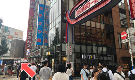 歌舞伎町一番街の看板を通過します
