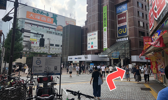 パチンコ店と西武新宿駅の交差点を右折