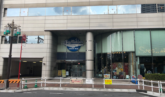 西武新宿駅北口の正面のビルの8階がKM新宿クリニックです